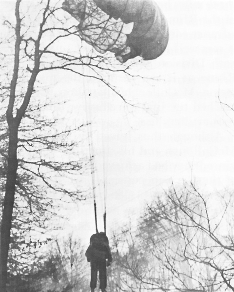 American paratrooper caught in a tree (24th March 1945)