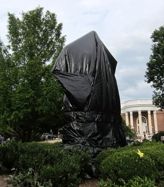 Lee sculpture covered in black tarp following the Unite the Right rally of 2017.Photo: AgnosticPreachersKid CC BY-SA 4.0