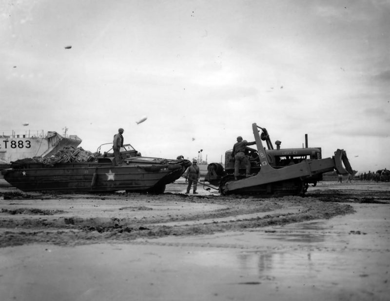 Bulldozer_Pulling_DUKW_Duck_D-Day_Beach_Normandy_1944