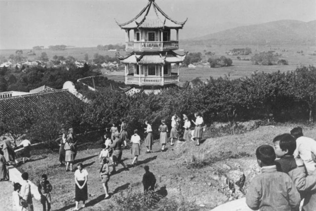 Bundesarchiv_Bild_137-049191,_Wusih,_Ostereiersuchen