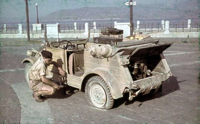 Bundesarchiv_N_1603_Bild-192,_Sizilien,_Reifenpanne_mit_VW-Kübelwagen