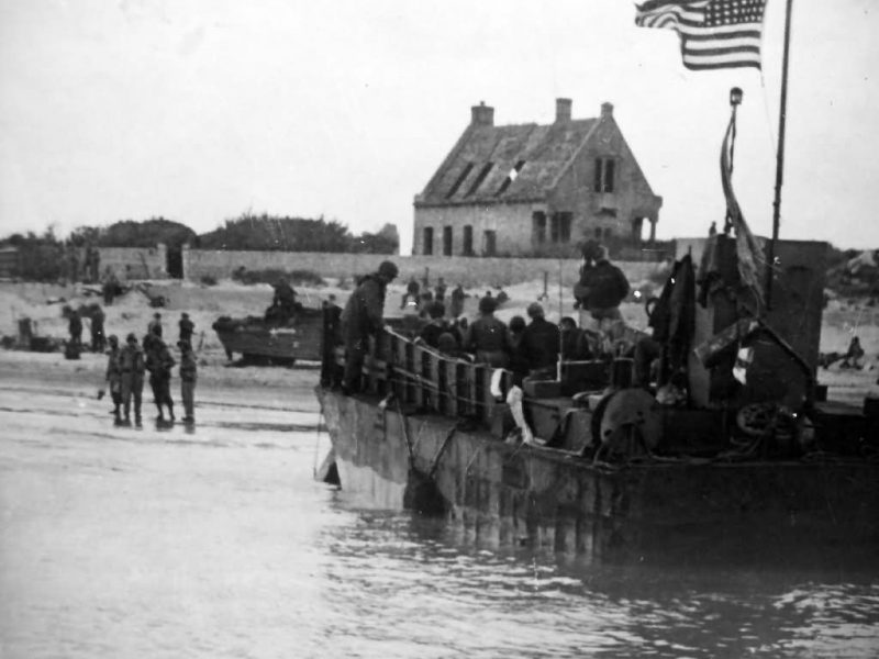 Normandy_invasion_D-Day_US_LST_and_Soldiers