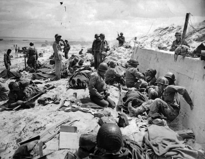 US_Army_4th_Infantry_Division_Troops_on_Utah_Red_Beach_D-Day_Normandy_1944