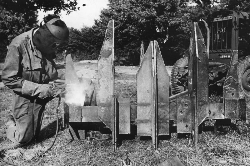 hedgerow_cutter_for_Allied_tank_Normandy_1944