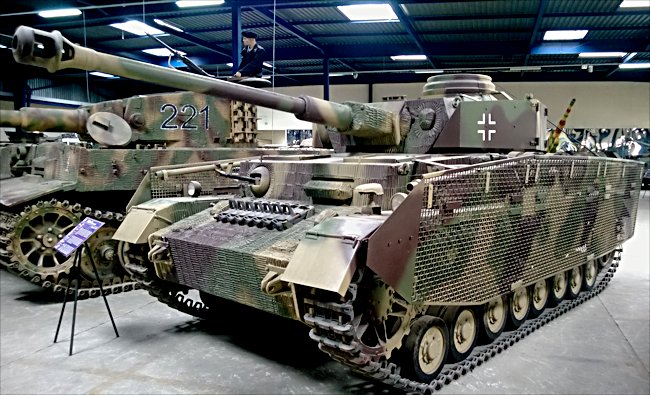 Saumur-panzer-IV-ausf-h-tank.jpg