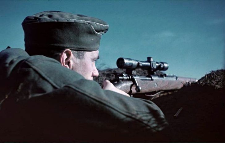 Une lunette PU sur un 98k. Soviet-union-before-Stalingrad.-Photo-shows-German-sniper-using-the-Mauser-98k-rifle-with-Russian-PE-scope-mounted.
