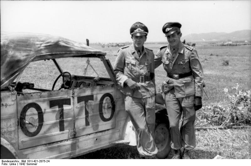 Nordafrika, Hans-Joachim Marseille neben VW-Kübelwagen