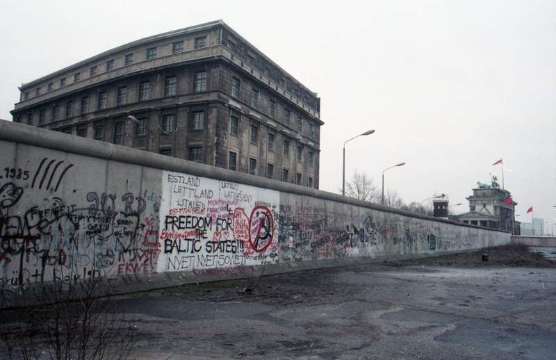 How long was the berlin wall 