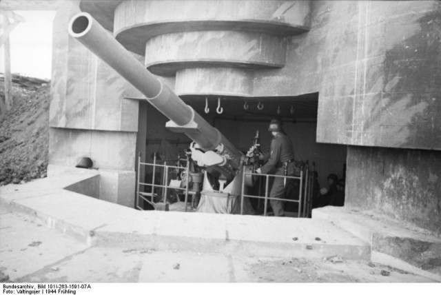 Bundesarchiv_Bild_101I-263-1591-07A_Atlantikwall_Gesch%C3%BCtz-640x428.jpg