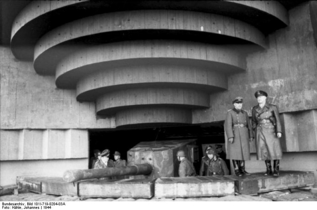 Bundesarchiv_Bild_101I-719-0204-03A_Atlantikwall_Gesch%C3%BCtzbunker_Inspektion-640x424.jpg