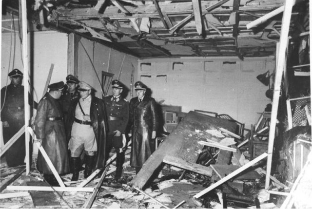 Attentat vom 20. Juli 1944 Besichtigung der zerstörten Baracke im Führerhauptquartier "Wolfsschanze" bei Rastenburg, Ostpreußen (v.l.n.r.: X, Bormann, X, Göring, Bruno Loerzer - Generaloberst der Luftwaffe; X)