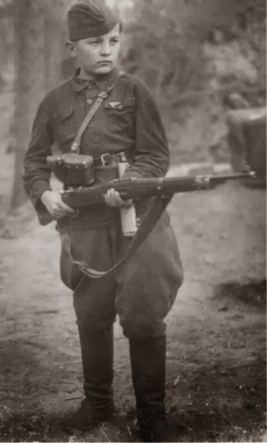 NEVER forget the child soldiers. Facts & sad images of their fight… (some images may be disturbing) 13_year_old_scout_partisan_fyodor_moshchevaya_1942-386x640
