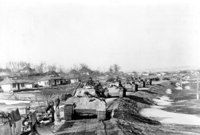 Bundesarchiv_Bild_183-J24359,_Rumänien,_Kolonne_von_Panzer_V_(Panther)