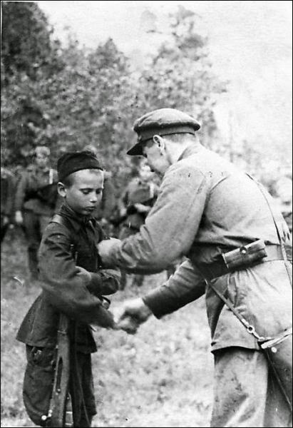 NEVER forget the child soldiers. Facts & sad images of their fight… (some images may be disturbing) Soviet_child_4
