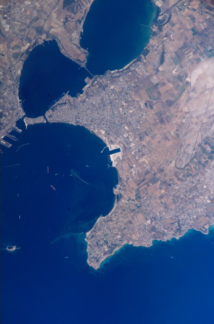 Satellite image of modern Tarentum (Taranto) showing the main city, the island citadel on the left and the large bays at the top which held the navy. 