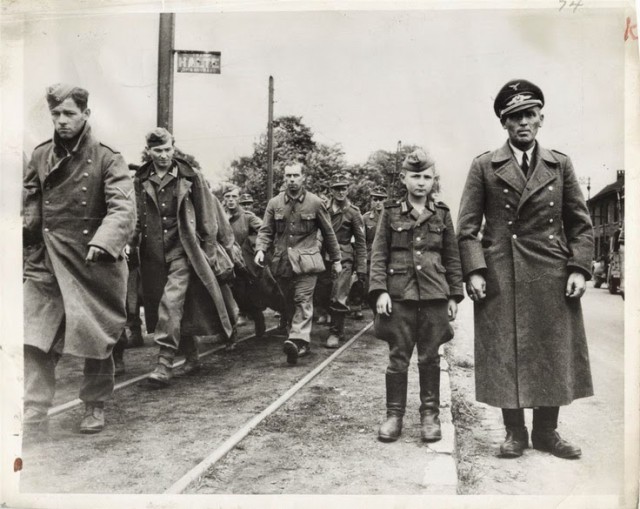 NEVER forget the child soldiers. Facts & sad images of their fight… (some images may be disturbing) Ten_year_old_Belgium-640x509