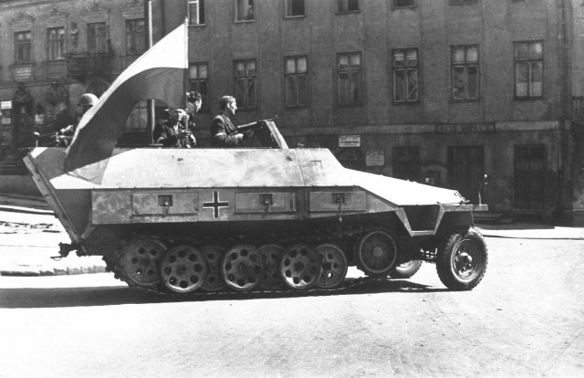 Warsaw_Uprising_-_Captured_SdKfz_251_(1944)