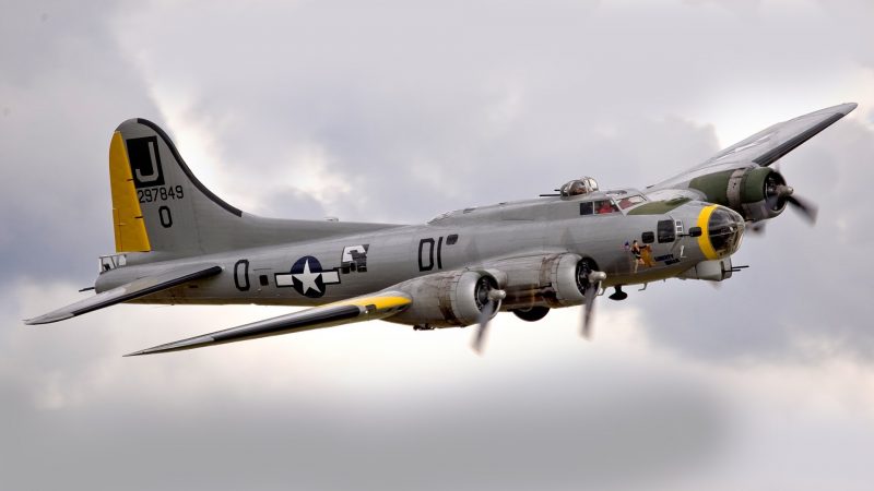 b-17-flying-fortress-warbird-airplanes-2