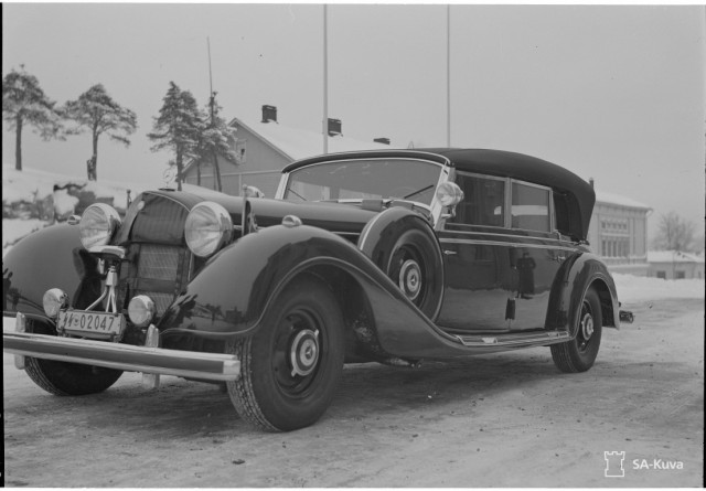 Hitlerin lahjoittama auto luovutetaan Sotamarsalkalle.