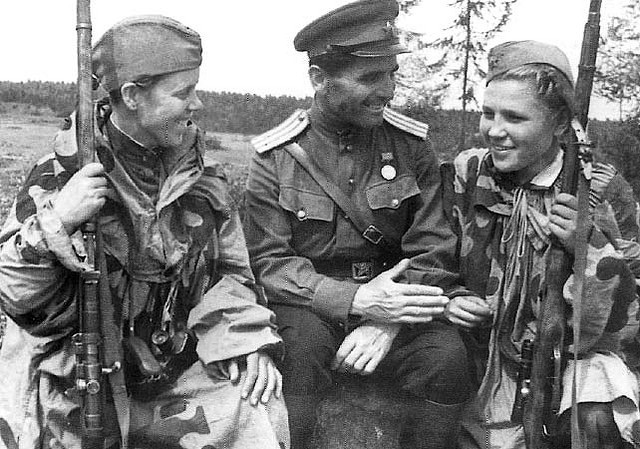 russian_female_snipers_and_male_officer_ww2_by_uniformfan-d5toeg6