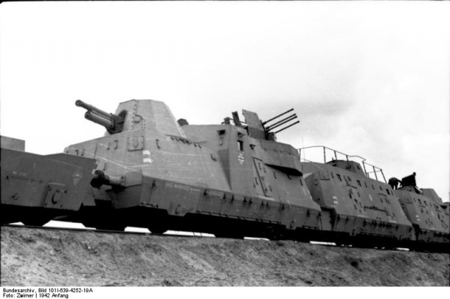 Im Osten, Panzerzug mit Geschütz und Vierlingsflak