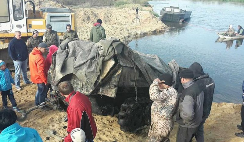 Encuentran y recuperan un Halftrack Sd.Kfz.250 de un río en Polonia. 12105712_1027328240645608_478503848884261383_n