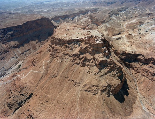 Aerial view showing the original narrow path to the fortress known as the “snake path”. By Government Press Office (Israel) CC BY-SA 3.0