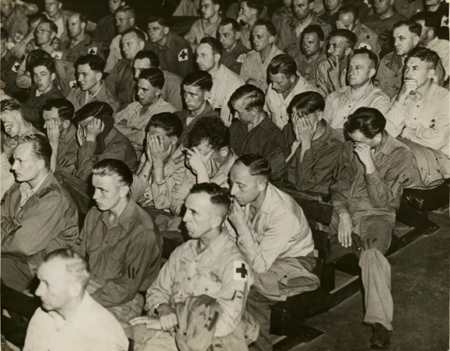 Deutsche Kriegsgefangene beim Anschauen von Aufnahmen der Konzentrationslager 1945