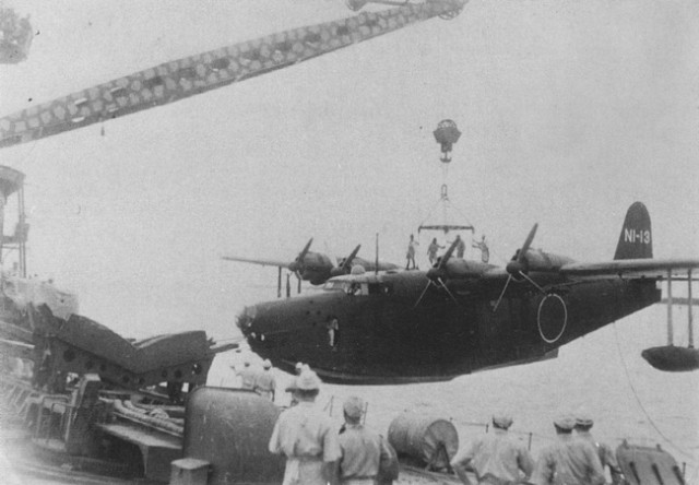 HIJMS_Akitsushima_and_Kawanishi_H8K1_in_1942
