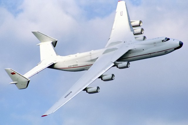 Antonov_An-225_at_Farnborough_1990_airshow_(2)