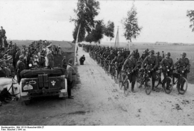 Himmler bei Besichtigung, Radfahrerabteilung