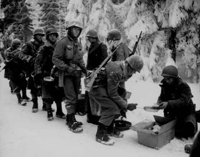 Chow-is-served-to-American-Infantrymen-Courtesy-National-Archives