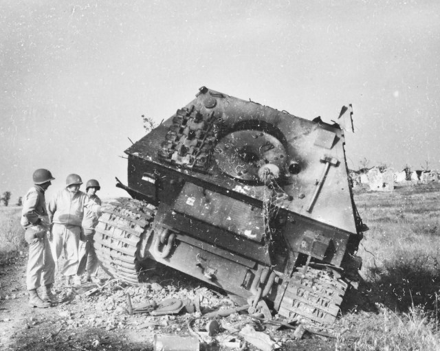 Heavy_tank_destroyer_Ferdinand_Elephant_Knocked_Out_at_Anzio_Italy_May_1944