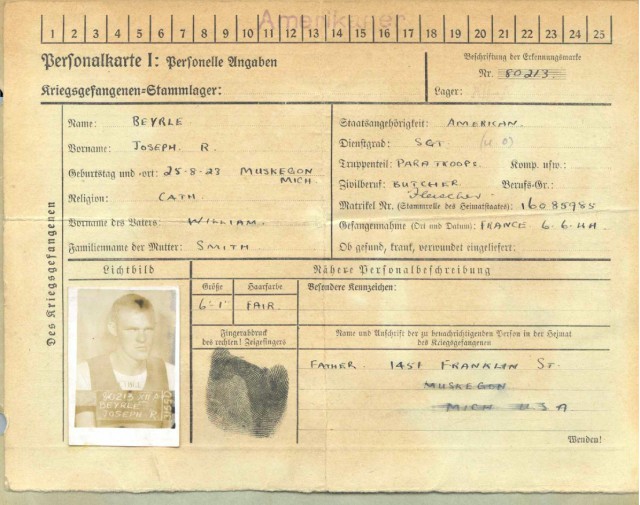 Ficha de identificação de Joseph Beyrle no campo de prisioneiros