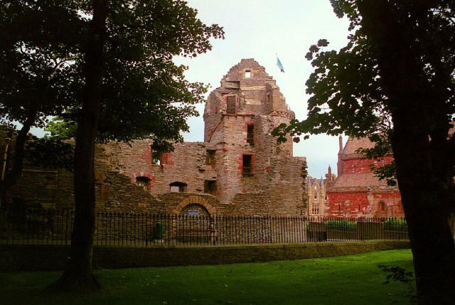 The bishop's palace, Kirkwall, Orkney, where King Haakon ended his life (photo by Elisa.rolle from wikimedia commons)