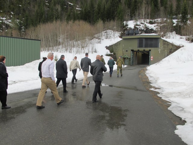 Los miembros de las Fuerzas Armadas noruegas dan 1st Marine Logistics Group marines un recorrido por uno de los seis tanques de almacenamiento ubicados en Noruega como parte del cuerpo de marina depósito preventivo Programa-Noruega, el 7 de abril Las cuevas proporcionar más de 25 acres de almacenamiento para camiones, municiones y otros equipos.