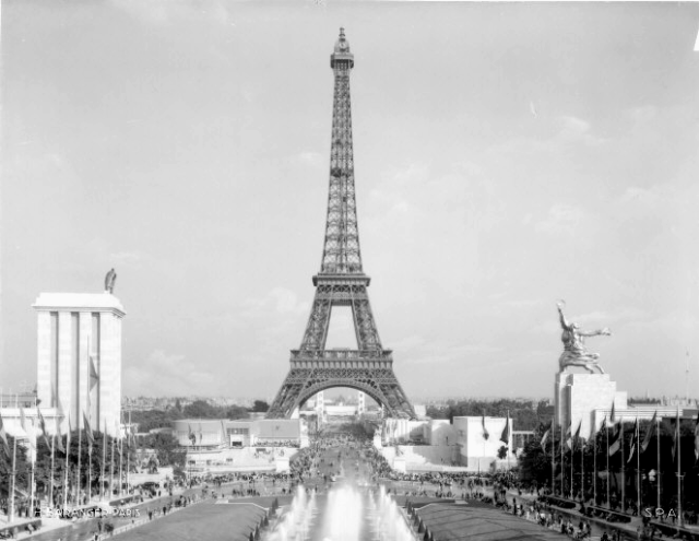 La_Tour_Eiffel_en_1937_contrast