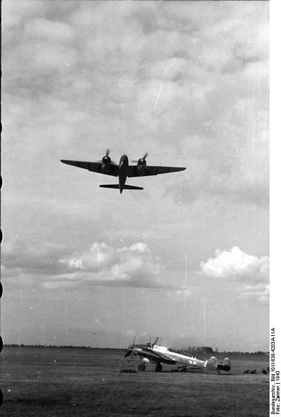 405px-Bundesarchiv_Bild_101I-638-4203A-11A,_Zweimotoriges_Flugzeug_im_Flug_über_Me_110