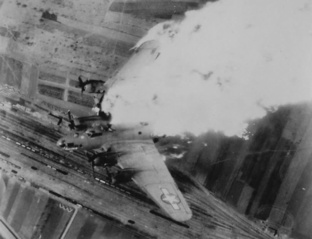 B-17_Flying_Fortress_Bomber_in_Flames