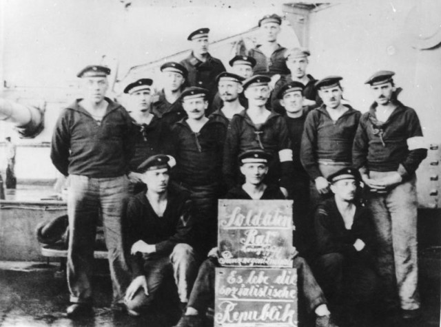 Text supplied by the German Federal Archive: "With the rebellion of the sailors and workers on 3 November 1918 in Kiel the November revolution starts. On 6 November the revolutionary movement reaches Wilhelmshaven. Our picture shows the soldiers' council of the Prinzregent Luitpold."