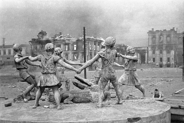 The original fountain in 1942, photographed by Emmanuil Evzerikhin.