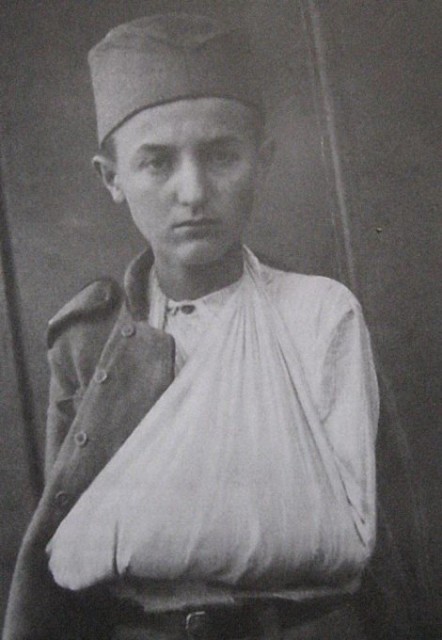 Photograph of Momčilo Gavrić with a wounded arm, 1918.