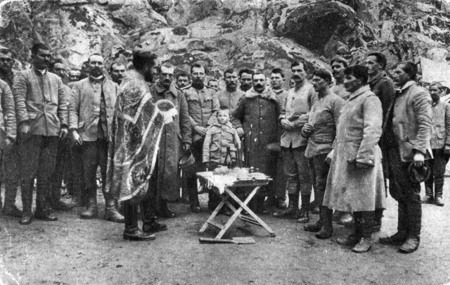 Momčilo Gavrić with other Serbian soldiers. 