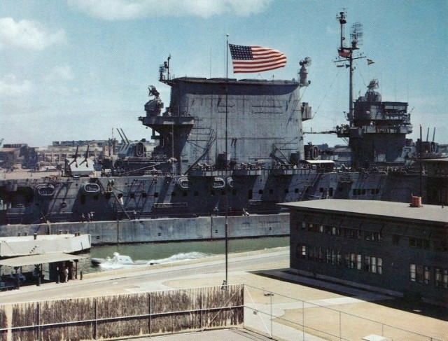 USS_Saratoga_(CV-3)_at_Pearl_Harbor_1945