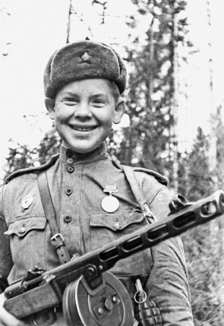 Sasha Kapustin with submachine gun SCB-41, at age of 17. Killed in action in 1943 (waralbum.ru)
