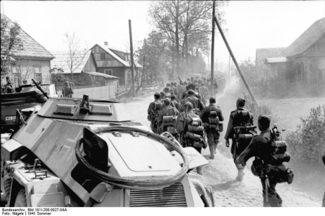 German soldiers marching through a village in Russia - Bundesarchiv, Bild 101I-208-0027-04A / Nägele / CC-BY-SA 3.0