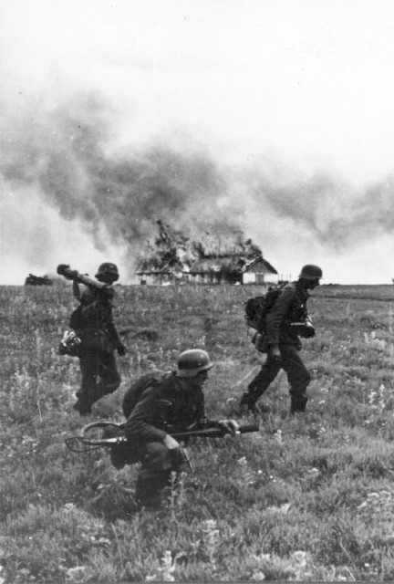 German soldiers in the Soviety Union, June 1941 - By Bundesarchiv, Bild 146-1974-099-19 / Kempe / CC-BY-SA 3.0, CC BY-SA 3.0 de, https://commons.wikimedia.org/w/index.php?curid=5482774