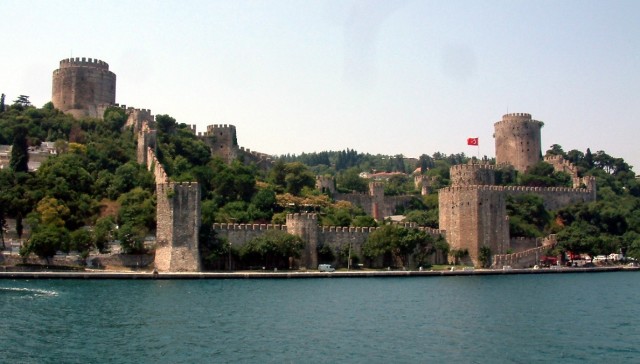 Rumeli Fortress on the East side of the city wall, seen from the Bosphorus (Photo by Radomil for Wikipedia)