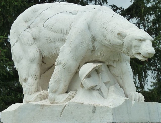 Polar Bear Monument in White Chapel Cemetery, Troy, Michigan, by sculptor Leon Hermant. By Bolandera - Own work, CC BY-SA 3.0.