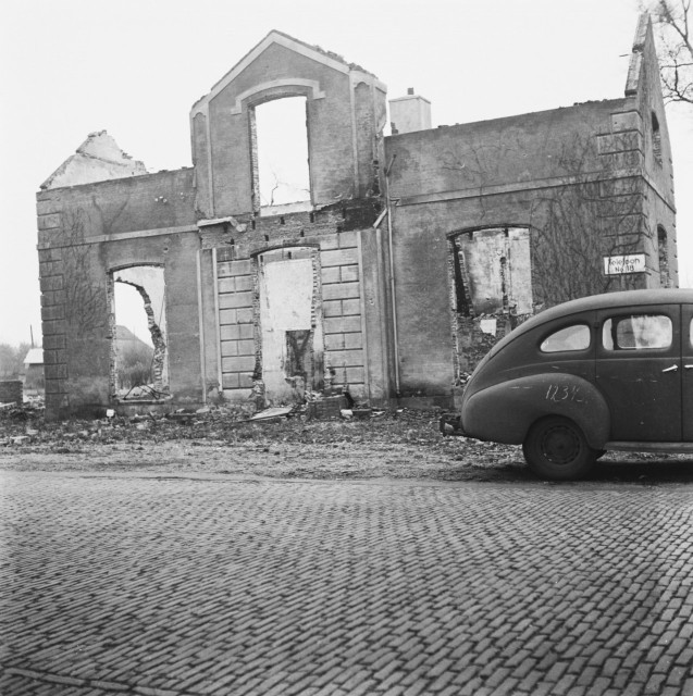 One of the 105 houses that were set alight. By Haren Noman, Theo van / Anefo - Fotocollectie Anefo. Nationaal Archief, Den Haag, nummertoegang 2.24.01.05, bestanddeelnummer 901-0092., CC BY-SA 3.0 nl
